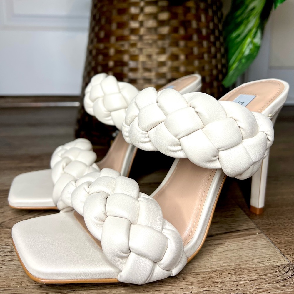 Steve Madden Kinley Sandal Color: Cream Size 8